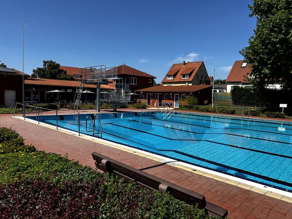 Freibad Söhlde, Aufsichtsraum, Sprungturm und Schwimmerbecken