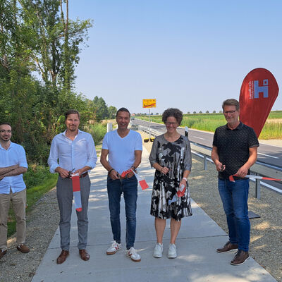 Bild vergr&ouml;&szlig;ern: Foto einer Personengruppe vor der neuen Fahrbahn der K215