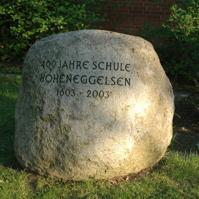 Bild vergr&ouml;&szlig;ern: Gedenkstein in Hoheneggelsen "400 Jahre Grundschule"