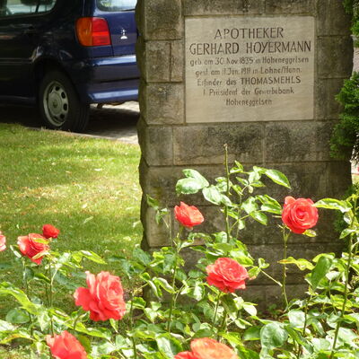 Bild vergr&ouml;&szlig;ern: Gedenkstein in Hoheneggelsen "Apotheker Gerhard Hoyermann"