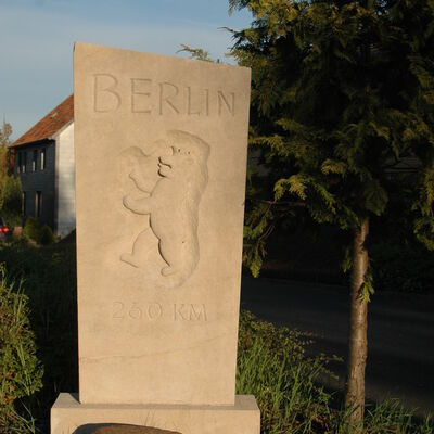 Bild vergr&ouml;&szlig;ern: Gedenkstein in Hoheneggelsen "Patenschaft Berlin Wilmersdorf"