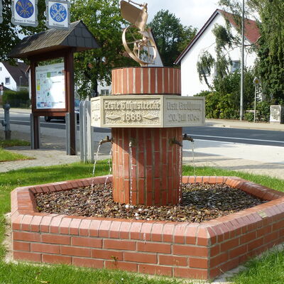 Bild vergr&ouml;&szlig;ern: Der Dorfbrunnen Hoheneggelsen