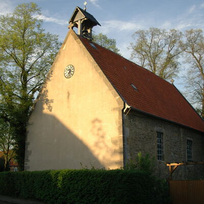 Bild vergr&ouml;&szlig;ern: Die »Matthiaskirche« gilt als die »älteste Bauernkirche« in Nds. Sie wird bei einer Renovierung 1235 zum ersten Mal erwähnt.