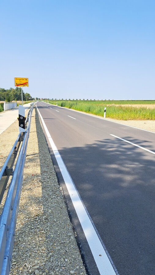 Foto der neuen Fahrbahn der K215 mit Ortsschild 