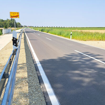 Bild vergr&ouml;&szlig;ern: Foto der neuen Fahrbahn der K215 mit Ortsschild
