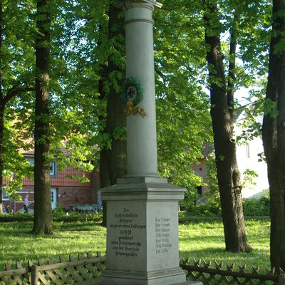 Bild vergr&ouml;&szlig;ern: Ehrenmal »Stele« mit den Namentlich genannten Teilnehmern des Franzosen-Krieges 1870/71. Standort : »In den Tannen« am Messeberg.