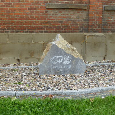 Bild vergr&ouml;&szlig;ern: Gedenktafeln unserer Patenschaften an der Ostseite des Heimatmuseums.
- Laxenburg/ Niederöstereich wurde am 1. Juli 1969 durch die Freiwillige Feuerwehr ins Leben gerufen.
- Rübeland / Harz hat angefangen mit den beiden Sportvereinen noch zu DDR Zeiten. Neu aktiviert durch die Freiwillige Feuerwehr. Die Urkunde wurde 1991 von den beiden Ortsbürgermeistern unterschrieben.
- Die Patenschaft zur 2. Kompanie Panzerbataillon 14 wurde 1963 begonnen. Belebt wurde die Patenschaft durch Manöverbälle, Dorfspiele, und Biwaks.