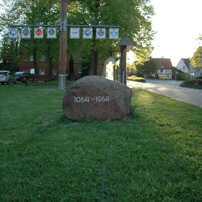Bild vergr&ouml;&szlig;ern: Jubiläumsstein zur 900 Jahr Feier aufgestellt 1964 vor dem damaligen Gemeindebüro Hauptstraße 11. Standort neu: Einfahrt zum Heimatmuseum in der Dorfmitte.