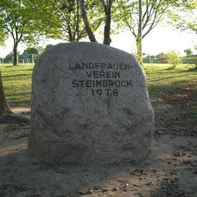 Bild vergr&ouml;&szlig;ern: Gedenkstein in Hoheneggelsen "Landfrauenverein Steinbrück"