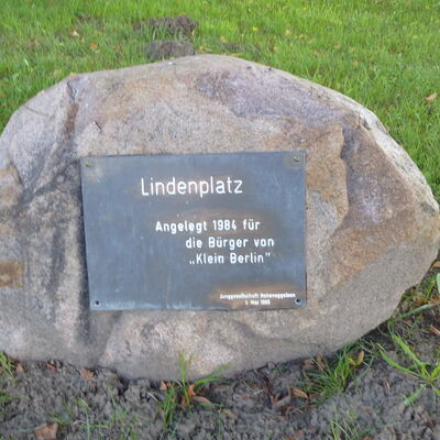 Bild vergr&ouml;&szlig;ern: Gedenkstein in Hoheneggelsen "Lindenplatz"