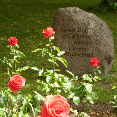 Bild vergr&ouml;&szlig;ern: Gedenkstein in Hoheneggelsen "Unser Dorf soll schöner werden"