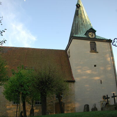 Bild vergr&ouml;&szlig;ern: Seitenansicht der Wehrkirche in Hoheneggelsen