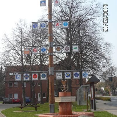 Bild vergr&ouml;&szlig;ern: Der Dorfbrunnen Hoheneggelsen mit Ständebaum im Hintergrund