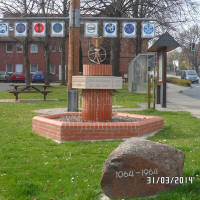 Bild vergr&ouml;&szlig;ern: Der Dorfbrunnen Hoheneggelsen mit Ständebaum im Hintergrund