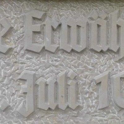 Bild vergr&ouml;&szlig;ern: Gedenktafel auf dem Dorfbrunnen Hoheneggelsen "Erste Erwähnung - 20. Juli 1064"