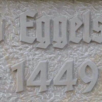 Bild vergr&ouml;&szlig;ern: Gedenktafel auf dem Dorfbrunnen Hoheneggelsen "Go Eggelsen - 1449"