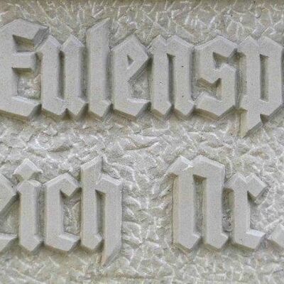 Bild vergr&ouml;&szlig;ern: Gedenktafel auf dem Dorfbrunnen Hoheneggelsen "Till Eulenspiegel - Streich Nr. 37"