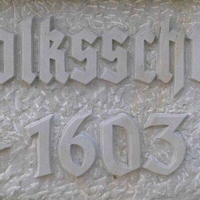 Bild vergr&ouml;&szlig;ern: Gedenktafel auf dem Dorfbrunnen Hoheneggelsen "Volksschule - 1603"