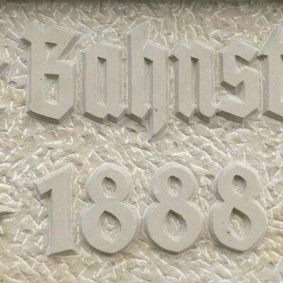 Bild vergr&ouml;&szlig;ern: Gedenktafel auf dem Dorfbrunnen Hoheneggelsen "Erste Bahnstrecke - 1888"