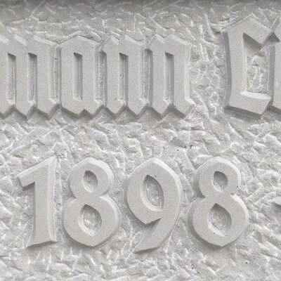 Bild vergr&ouml;&szlig;ern: Gedenktafel auf dem Dorfbrunnen Hoheneggelsen "Hernann Löhns - 1898"