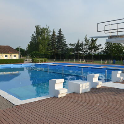Bild vergr&ouml;&szlig;ern: Freibad Nettlingen Schwimmbecken