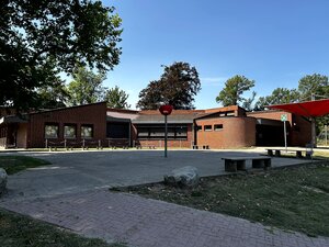 Haupteingang und Schulhof der Grundschule Nettlingen